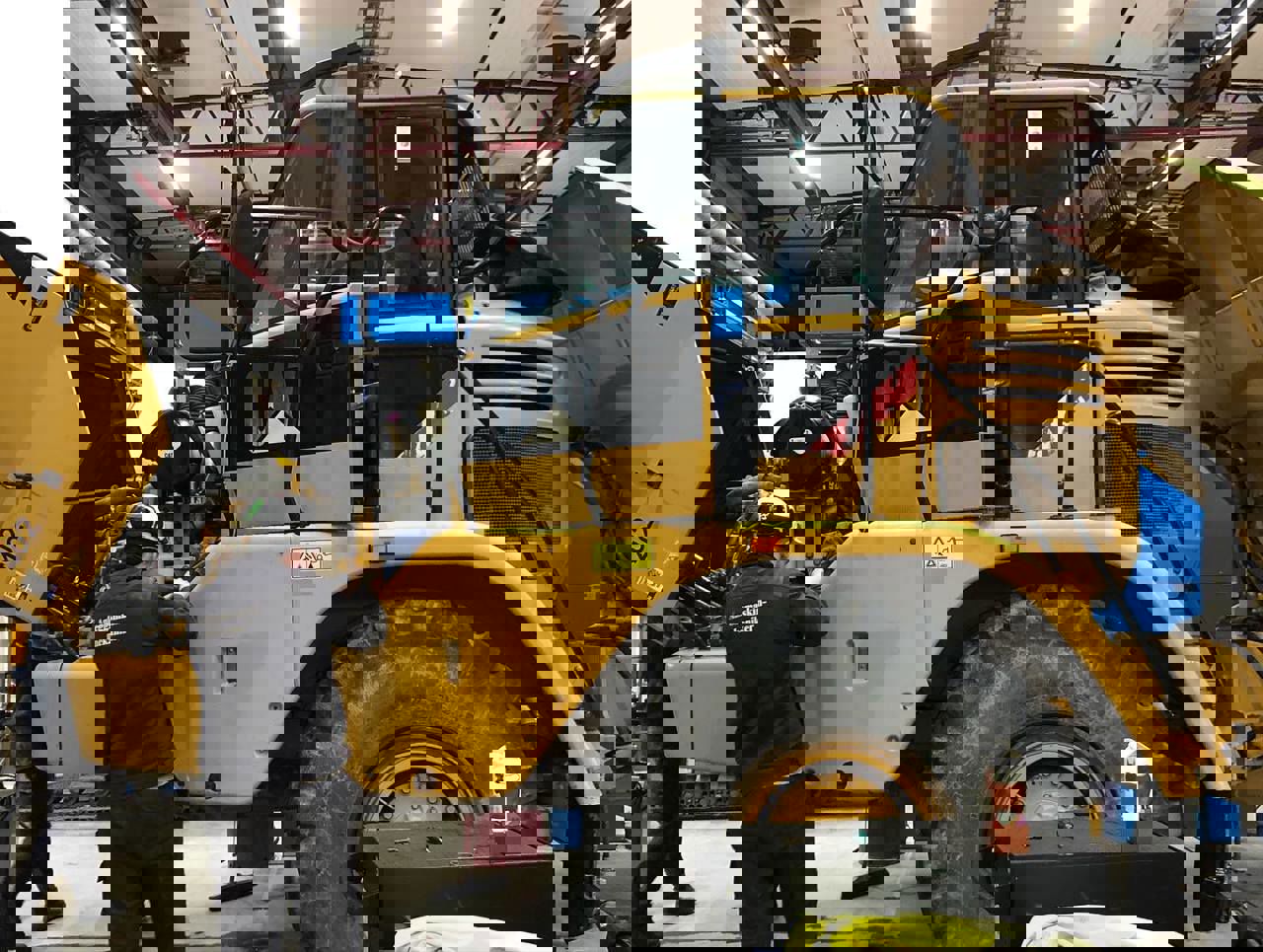 Bilete av nokon som skrur på ein dumper