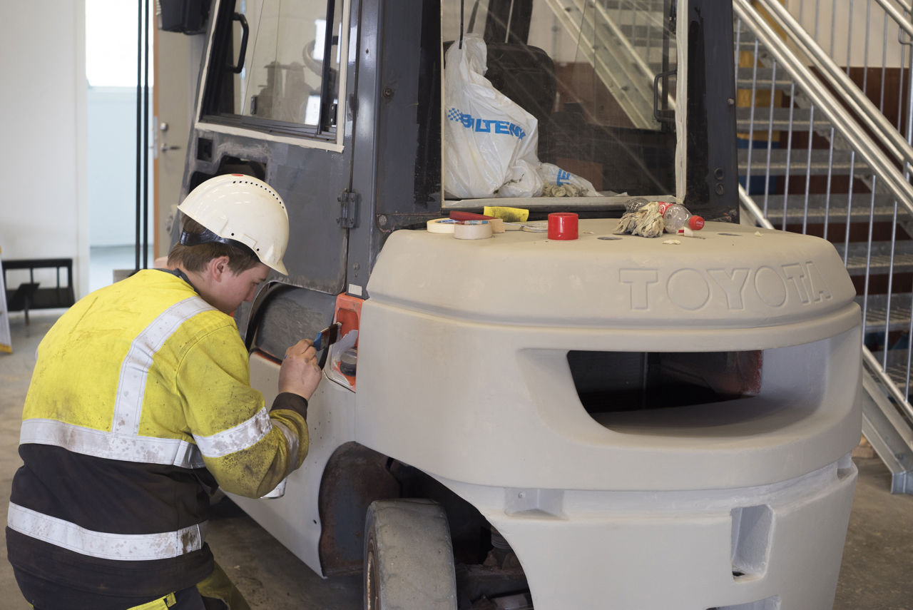 Bilete av verkstedmiljø med praktisk arbeid