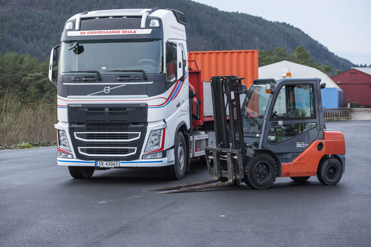 Bilete av ein lastebil og ein truck