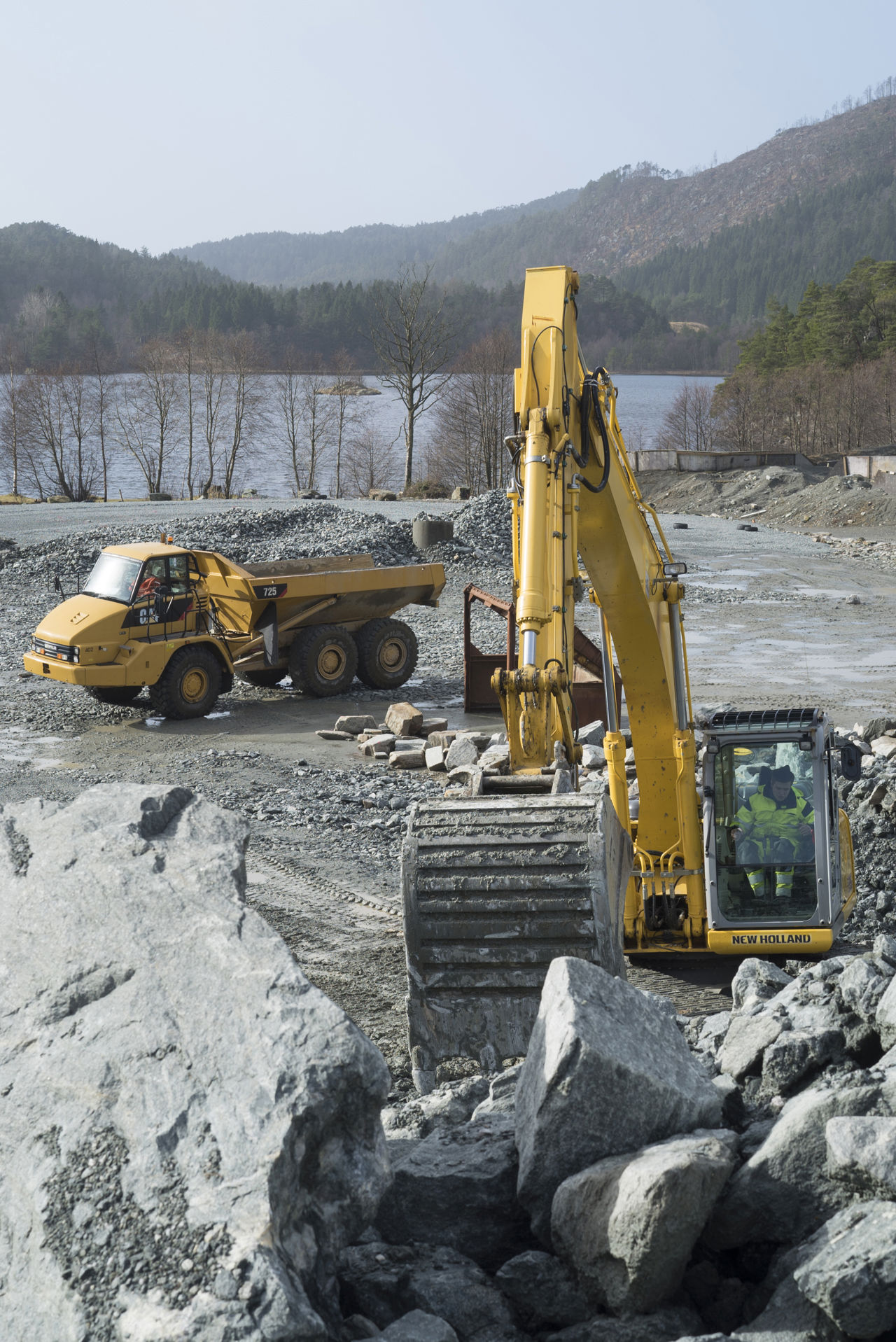 Bilete av gravemaskin og dumper i arbeid