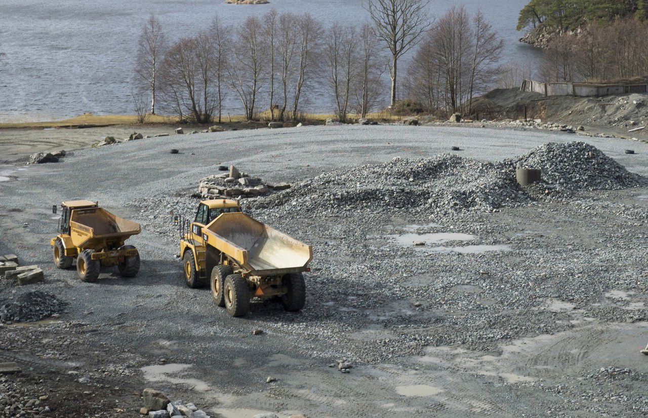 Bilete av dumper i steinbruddsmiljø