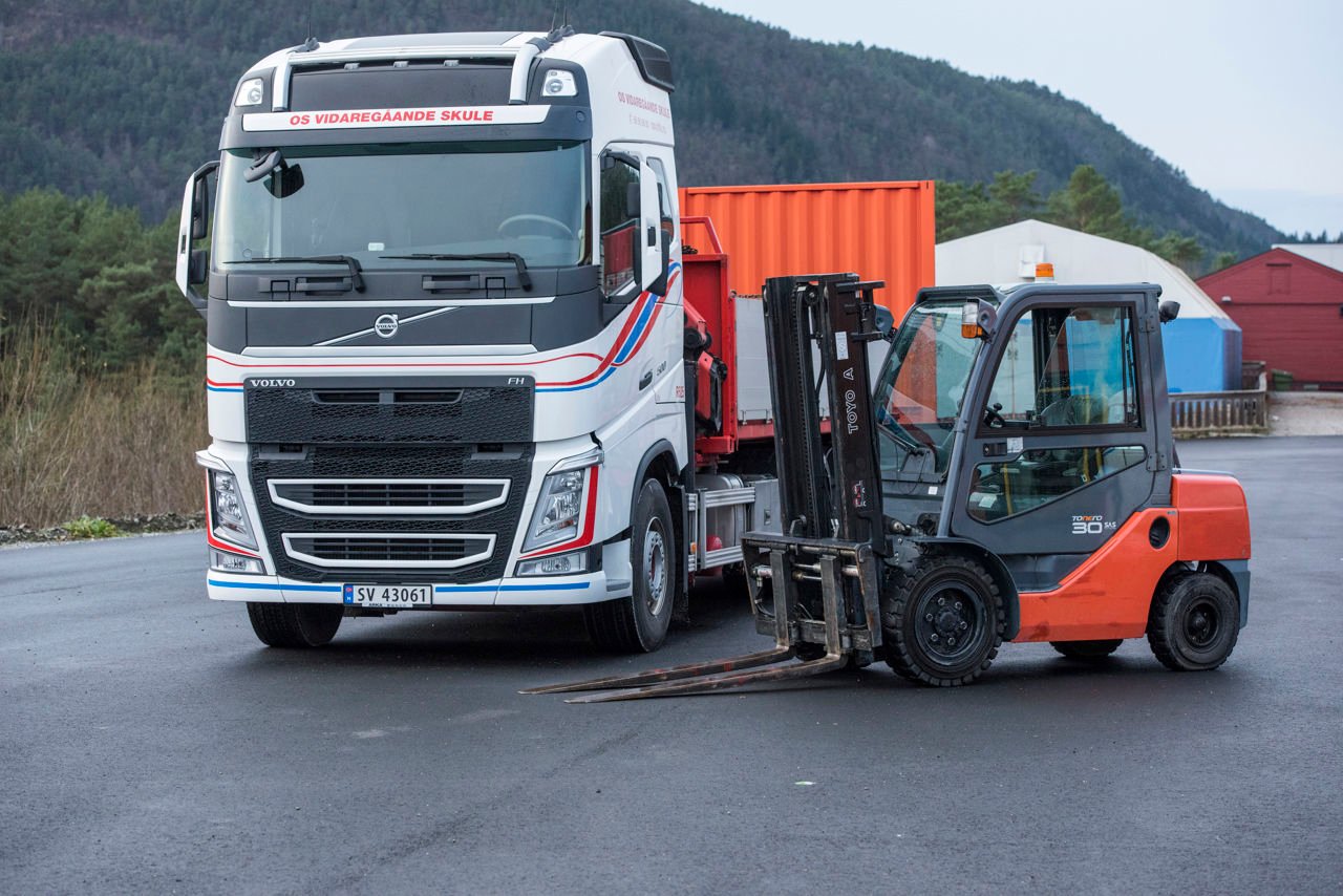 Bilete av lastebil og truck.