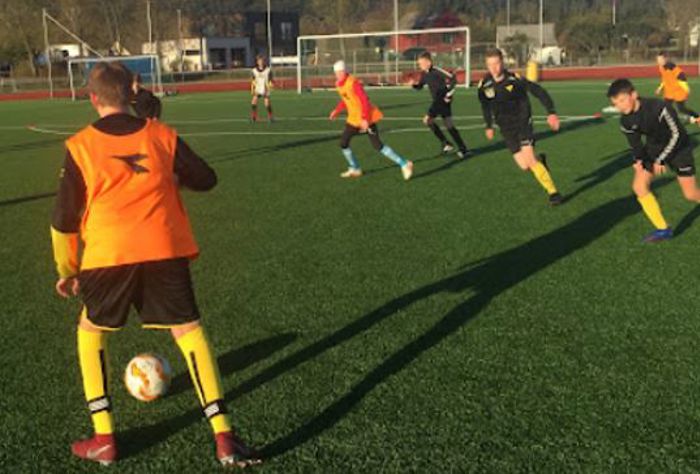 Bildet viser nokre elevar som speler fotball ute.