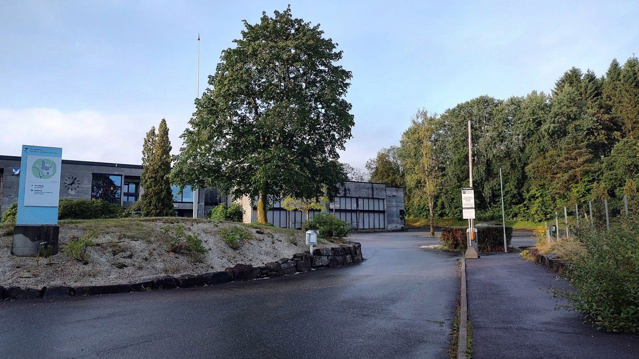 Bildet viser innkøyring til Gymnasvegen 85