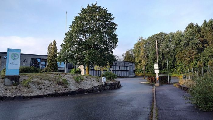 Bildet viser innkøyring til parkeringsplassen ved Gymnasvegen 85
